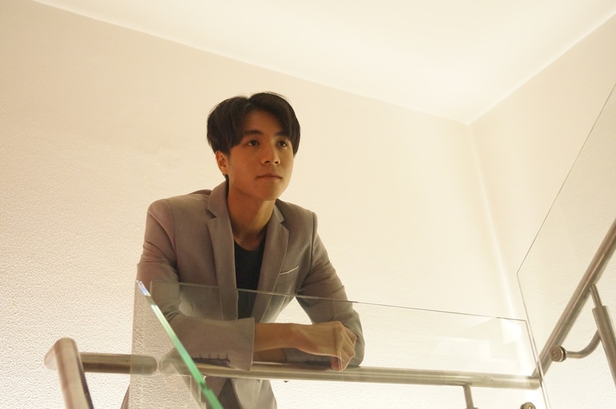 พร้อมเช่า ชุดสูทชาย สีเทาอ่อน เข้ารูป พร้อมเสื้อกั๊ก