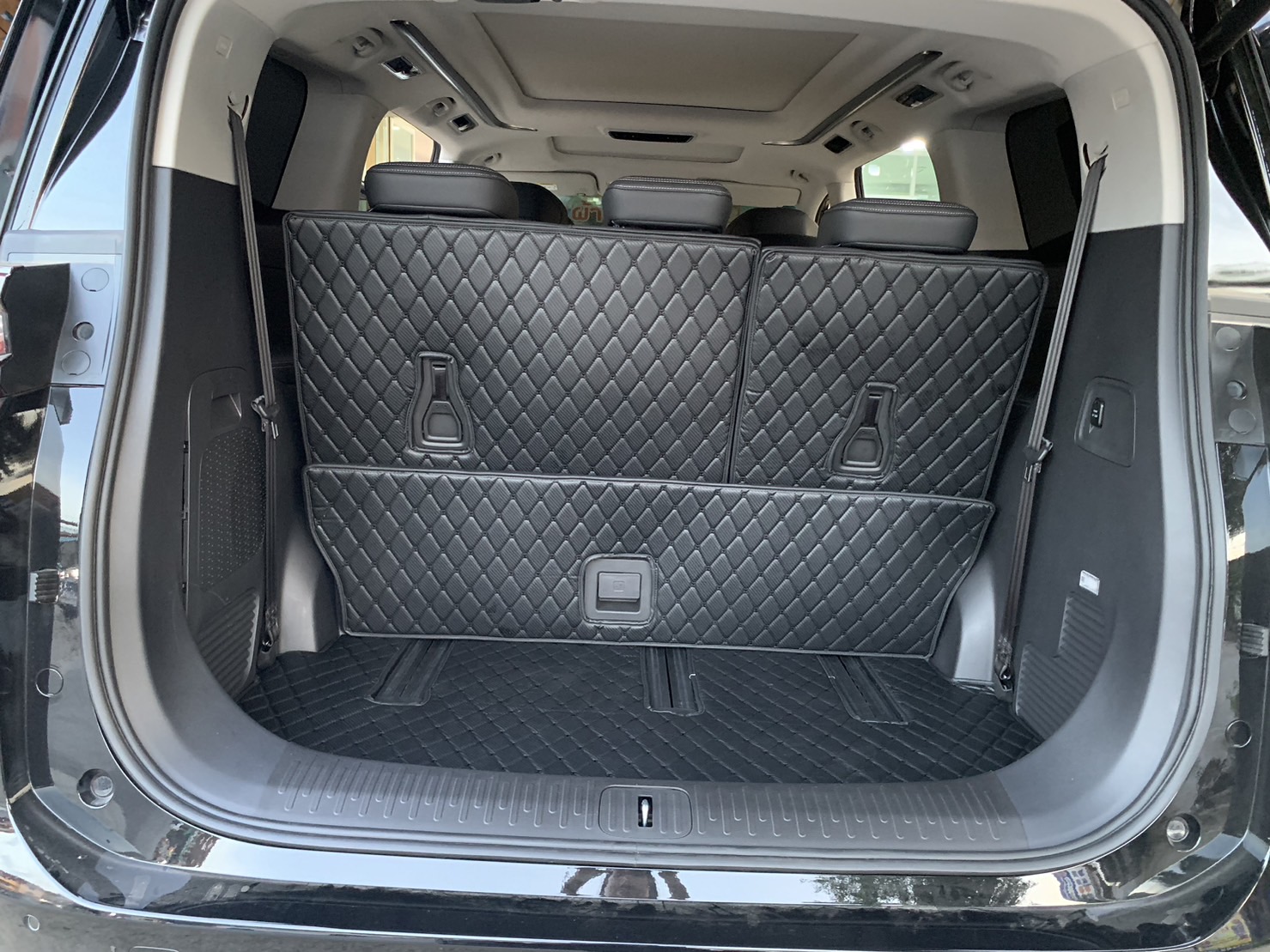 พรมปูพื้นรถตู้ Mg Maxus 9 2023 ปูพรม6D สีดำด้ายดำ ลายเคฟล่า รวมพับเบาะ