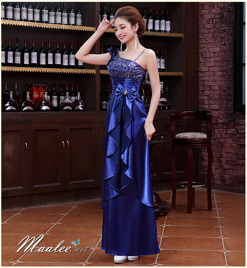 พร้อมเช่า ชุดราตรียาว ไหล่เฉียง สีน้ำเงิน ปักเลื่อมไล่สี จับจีบแต่งโบว์ช่วงเอว ประดับดอกไม้สวยหวานบนไหล่