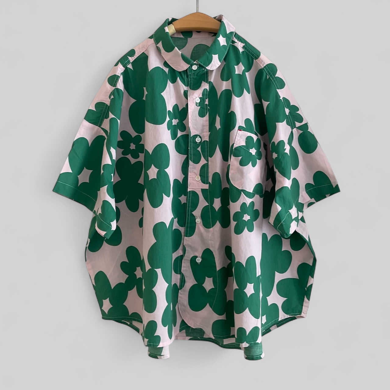 เสื้อเชิ้ตผ้าคอตตอนลายดอกไม้ทรงโอเวอร์ไซส์