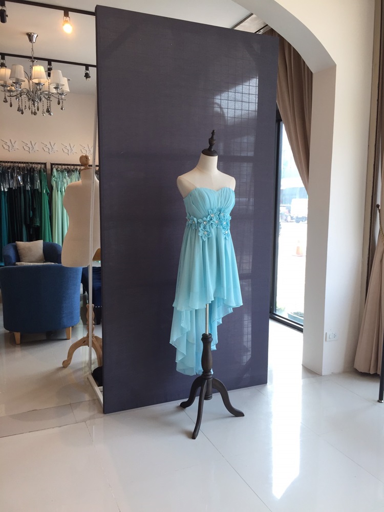 พร้อมเช่า ชุดราตรีสั้น เกาะอก หน้าสั้นหลังยาว แต่งดอกเพิ่มคริสตัล สีฟ้า