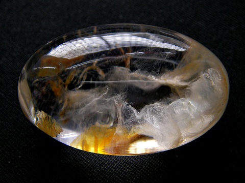 QU0026 QUARTZ แก้วข่ามกาบน้ำใส หมอกพิรุณคุ้มครองกาย ภายในมีแผ่นกาบเงินกาบทองลอยพริ้วกระจายทั่วเม็ดขนาดใหญ่ ขนาดเม็ดแก้ว 27.97x41.65x18.42 mm.