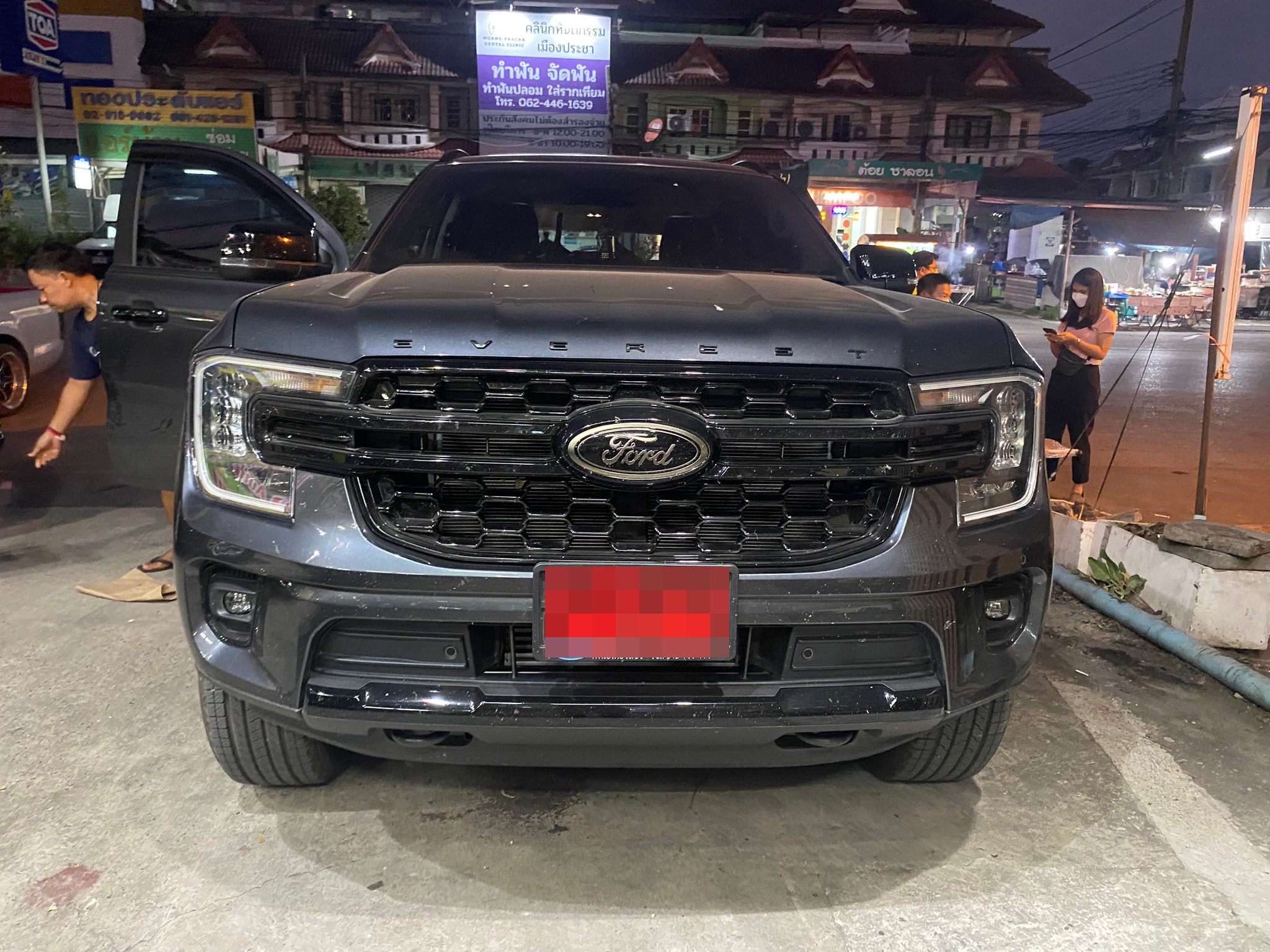 พรมปูพื้นรถยนต์ Ford Everest Next Gen 2022-2023 พรม6D สีดำด้ายทอง ลายเคฟล่า เต็มคัน