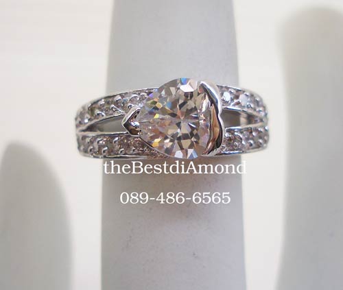 BR523RD+++แหวน Middle of love+++แหวนเพชรรูปหัวใจ วางแบบขวาง ประกบด้วยเพชรแถว 2 แถว ดูทันสมัยมากๆ เพชรเล่นไฟวิ๊งๆมากเลยค่ะ