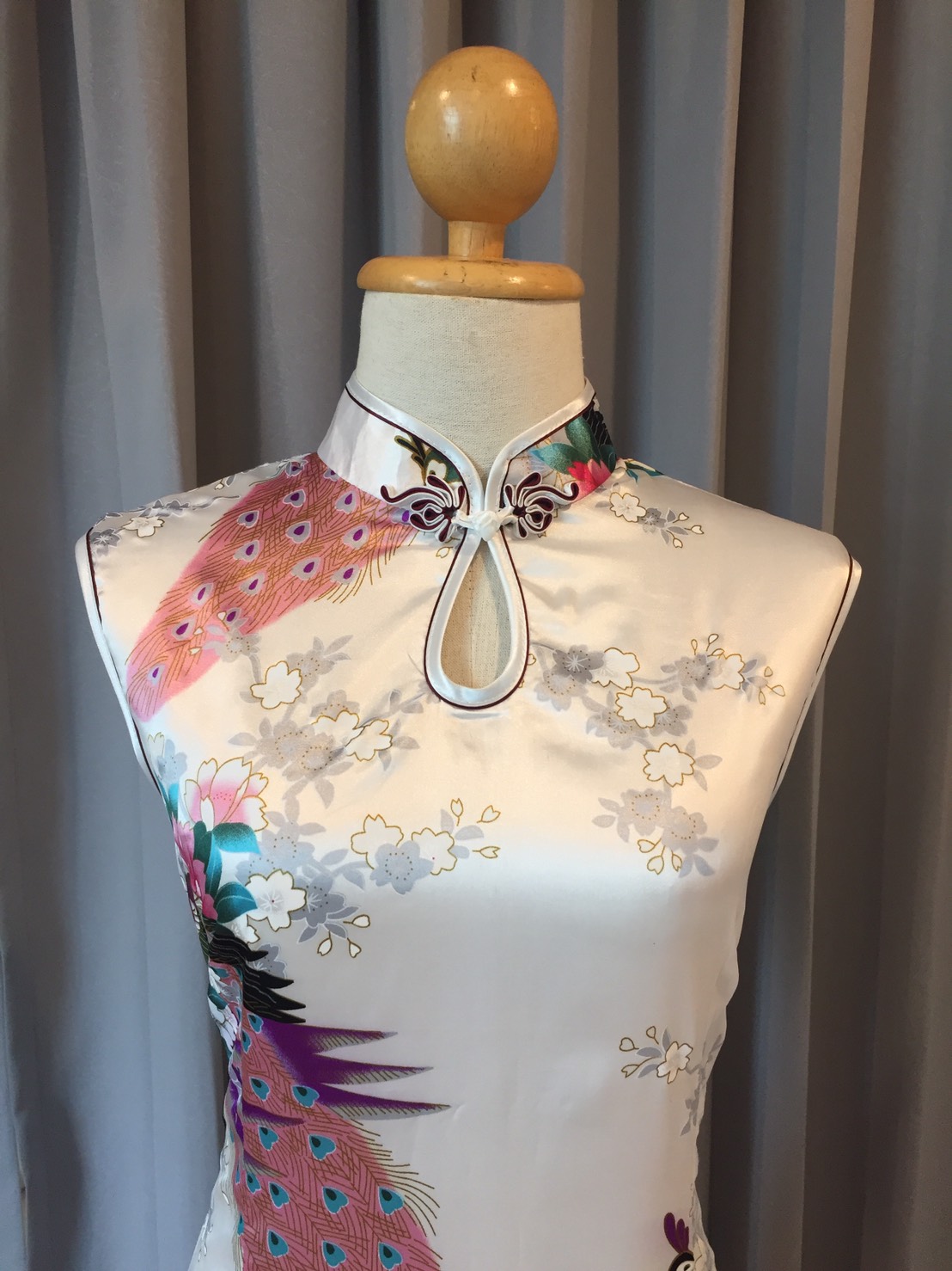 Pre-order กี่เพ้า ผ้าแพร สีขาว ทอลายนกยูง ตัดเย็บอย่างดี