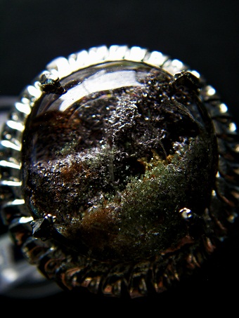 QU0036 แก้วปลวกวรรณสาม ประกอบพร้อมสามวรรณะ คือปวกเขียว ปวกทองและปวกแดง(ปวกครั่ง) เนื้อแก้วใสสวย ขนาด17.30x17.96x10.48 มม. น้ำหนัก 20.89 ct. ขนาดแหวน53