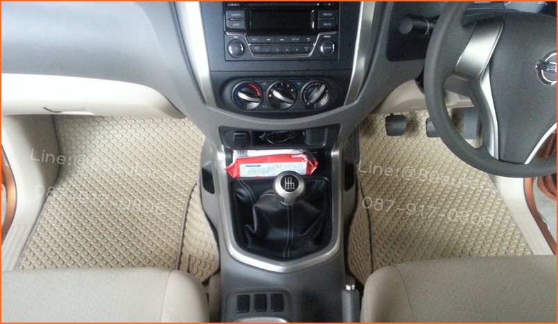 ยางปูพื้นรถยนต์เข้ารูป Nissan Navara 4 ประตู กระดุมสีครีมขอบครีม