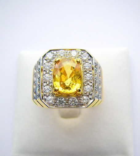 แหวนชาย "บุษราคัม" ล้อมเพชร นน.2.85 ct. D.16pc. 0.50 ct.