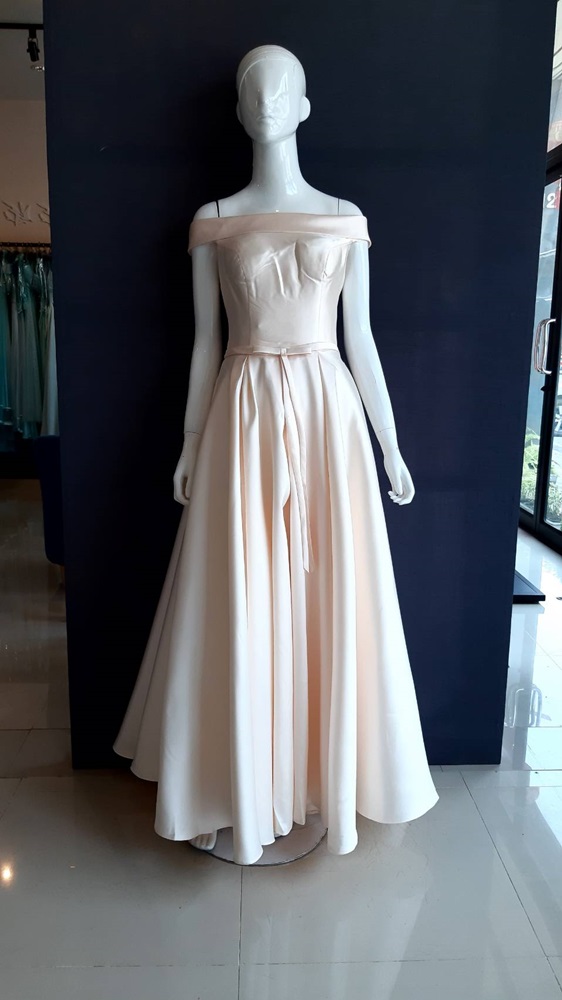 พร้อมเช่า ชุดราตรียาว แบบไหล่ปาด สไตล์วินเทจผ้าไหมดัชเชส กระโปรงทรงA แต่งโบว์2ชั้น ช่วงเอว สีครีม Champagne (เชือกผูกหลัง)