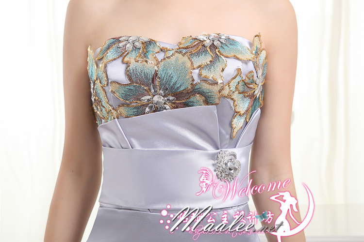 พร้อมเช่า ชุดราตรียาว สีเงิน เกาะอกลูกไม้ปัก ทรงหางปลา ผ้าซาติน