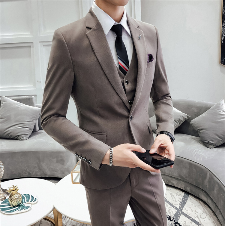 พร้อมเช่า ชุดสูทชาย สีน้ำตาล ทรงเข้ารูป สไตล์เกาหลี พร้อมเสื้อกั๊ก