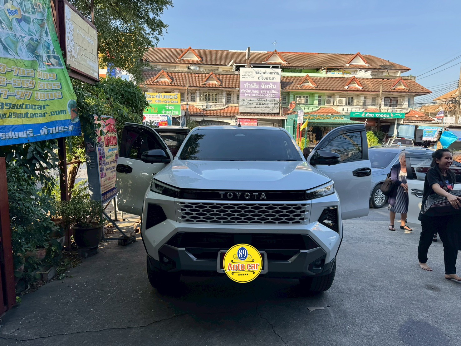 พรมรถกระบะ Toyota Travo 4 ประตู ปูพรม7D VVIP สีดำด้ายแดง เสริมไวนิลดักฝุ่นสีเทาเข้ม