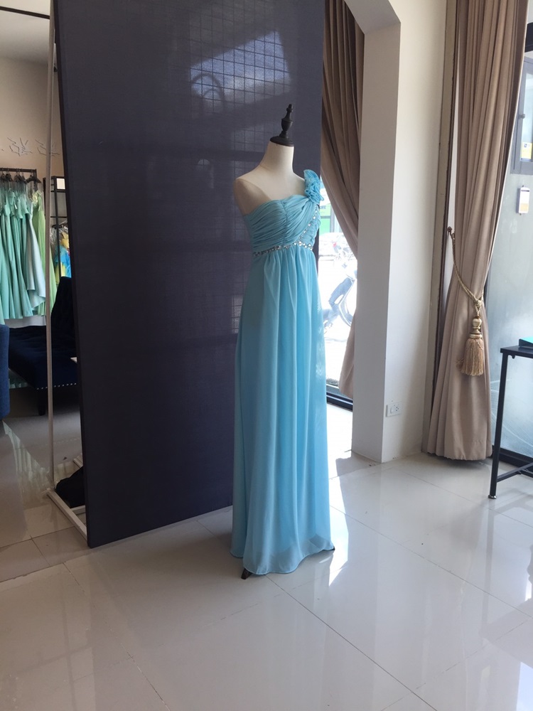 พร้อมส่ง ชุดราตรียาว เกาะอก ไหล่เดียว จับจีบเก๋ แต่งแถบคริสตัลช่วงอก สีแดง