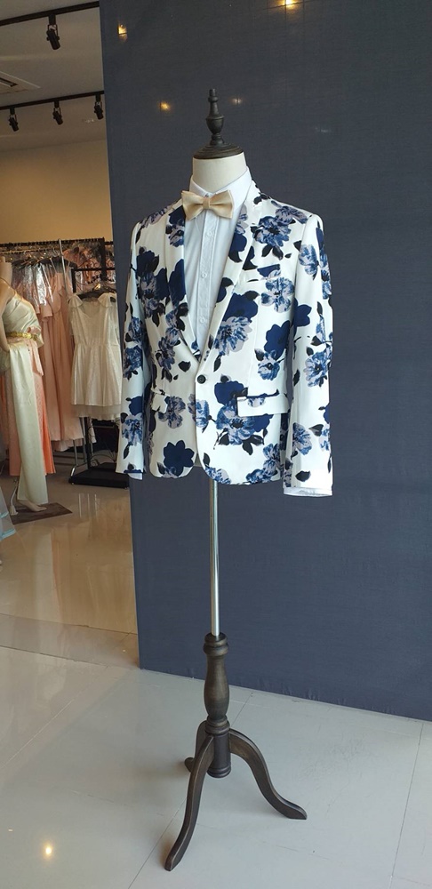พร้อมเช่า ชุดสูท สูทชาย สีขาว พิมพ์ลายดอกไม้โทนน้ำเงิน แนวแฟนซี (ไม่มีเสื้อกั๊ก)