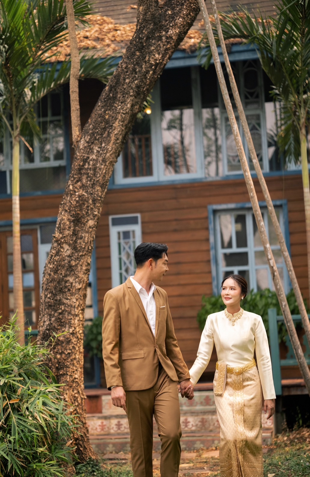 พร้อมเช่า ชุดแต่งงานไทยประยุกต์ สีทอง แขนยาว