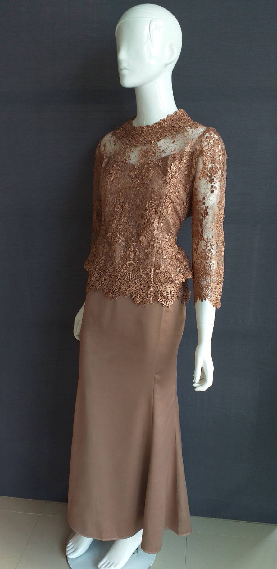 พร้อมเช่า ชุดไทยคุณแม่ เสื้อลูกไม้สีน้ำตาล คอวี กระโปรง แยกชิ้น เรียบหรู