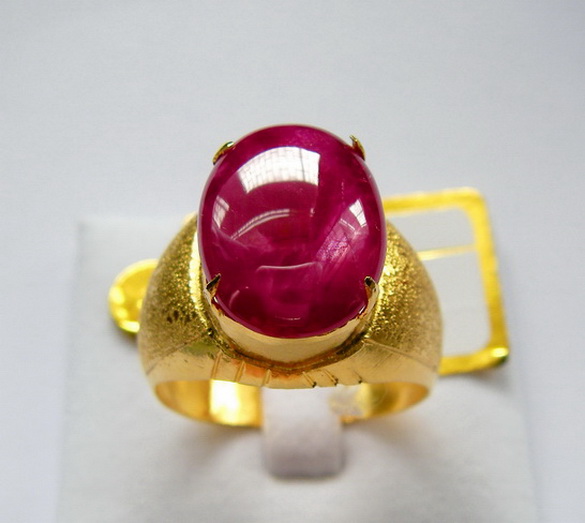 ทับทิมพม่า เนื้อแก้ว สีแดงสดเลือดนก ทรงนูนสวยเนื้อดี ขนาด 16.20x11.88x4.57 mm. นน.10.27 ct.