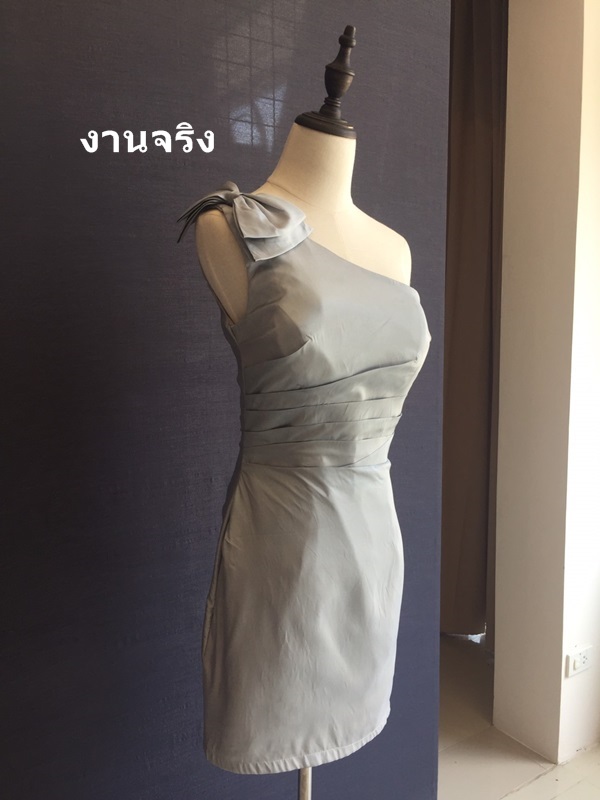 พร้อมเช่า ชุดราตรี สีเทา บ่าเฉียง ทรงเข้ารูป แต่งโบว์ที่ไหล่ (ซิปหลัง)