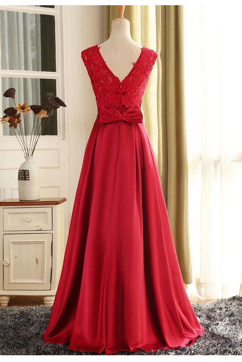 พร้อมเช่า ชุดราตรียาว แขนกุด สีแดง อกแต่งลูกไม้ กรโปรงเนื้อผ้ามัน คาดเอวคริสตัล เซ็กซี่ผ้าหลัง เพิ่มเข็มกลัดโบว์ช่วงหลัง