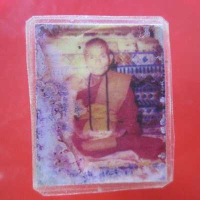 @@รูปภาพสี ครูอภิชัยขาวปี อารามพระพุทธบาทผาหนาม หลังจารหมึกปอนทอง@@