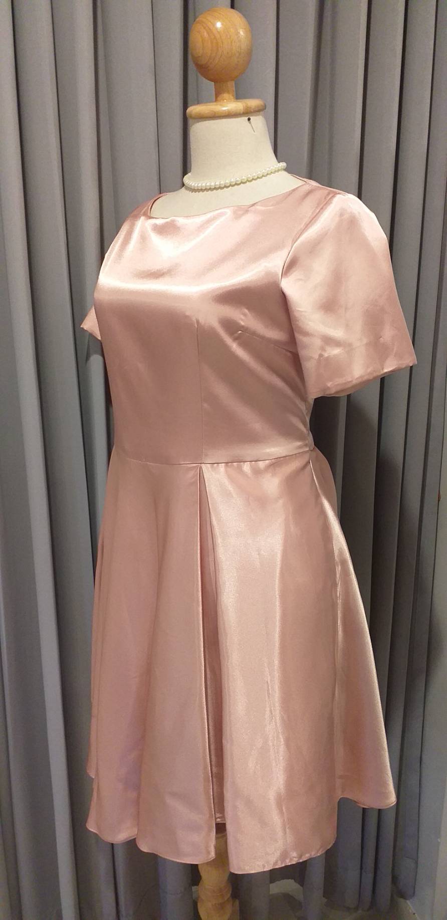 พร้อมเช่า ชุดราตรีสั้น สำหรับสาวอวบ แขนสั้น สีโรสโกลด์ เนื้อผ้าเงา