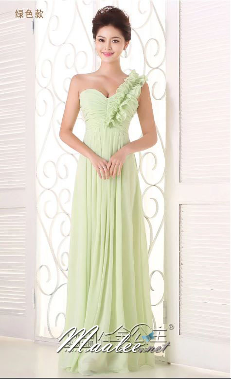 พร้อมเช่า ชุดราตรียาว ไหล่เดียว จับเดรปหน้าอก แต่งระบายช่วงไหล่ สีเขียวใบเตย