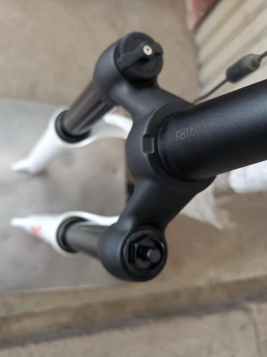 โช๊คหน้า โช๊คลม Manitou M30 แกน 9, 27.5" Air Forks มีสีขาวและสีดำ คอเทเปอร์