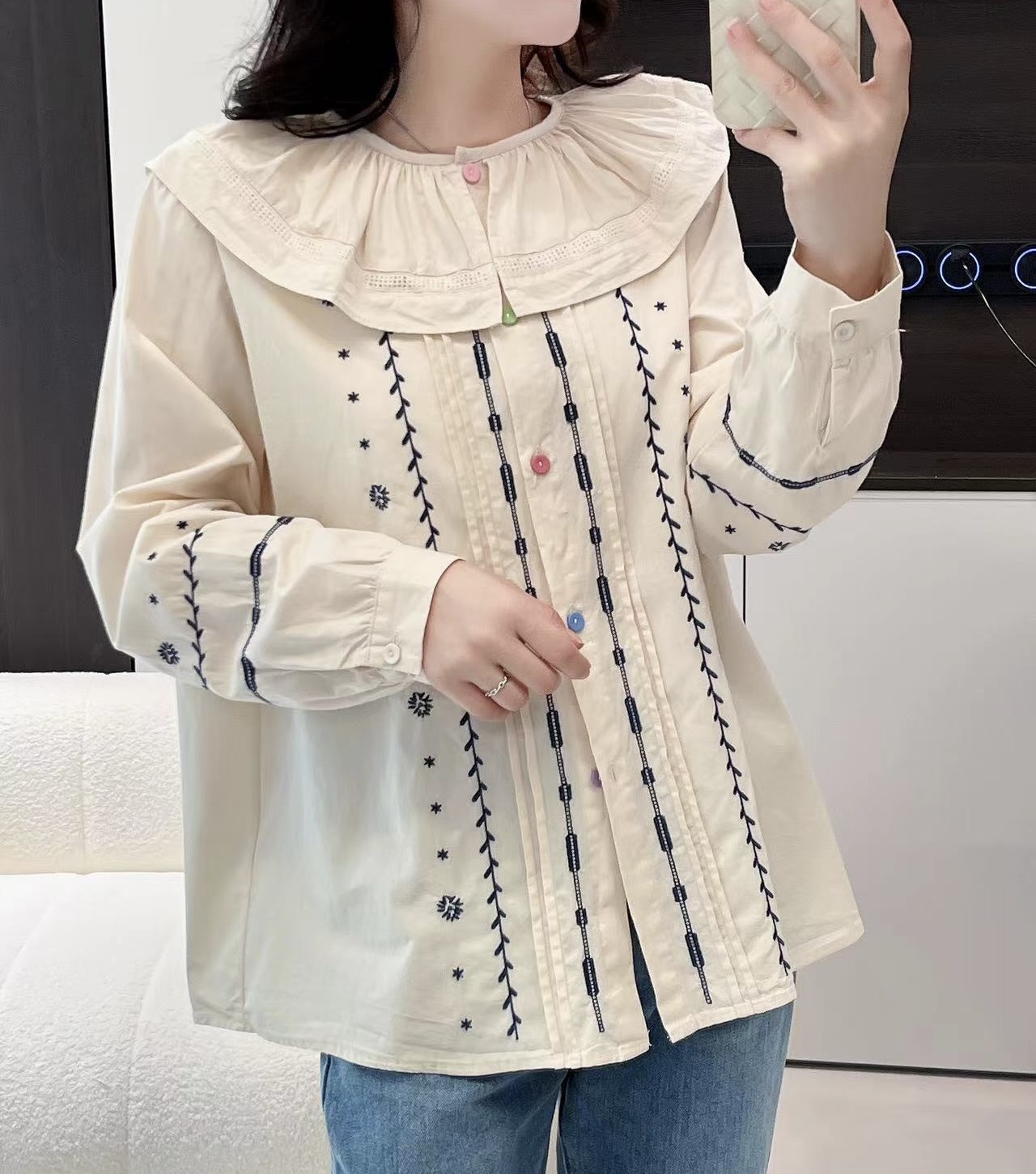 เสื้อผ้าฝ้ายลายปักแต่งคอระบาย