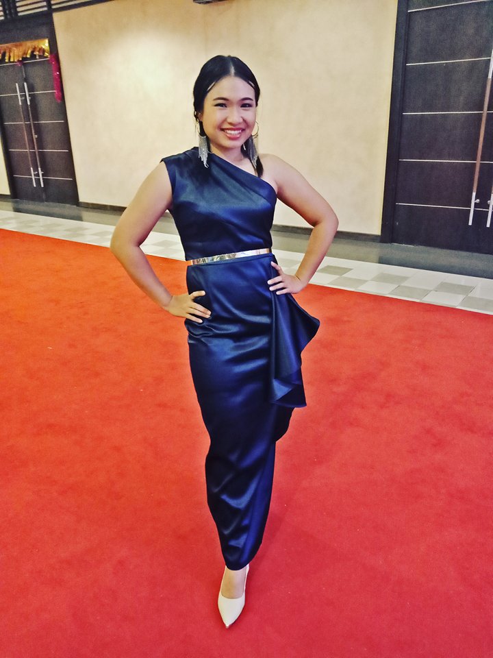 พร้อมเช่า ชุดเดรส เดรสไหล่เดียว ผ้าดัชเชส แพทเทิร์นเนียบ แต่งระบายสะโพก สีกรมท่า