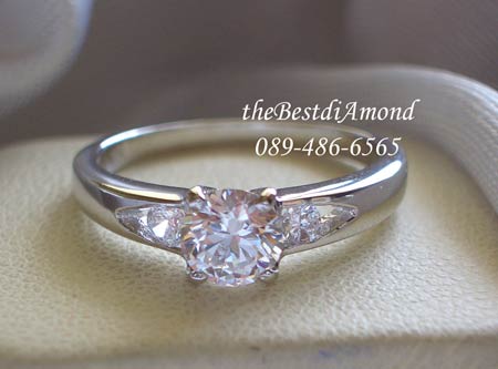 BR047RD+++แหวนเพชรเม็ดเดี่ยวขนาด 30 สต+++ แหวนแบบ Basic ใส่ได้นานไม่เบื่อ วงนี้เพชรไม่ใหญ่ ใส่ติดนิ้วได้เลย แบบเรียบๆ แต่ดูดีค่ะ