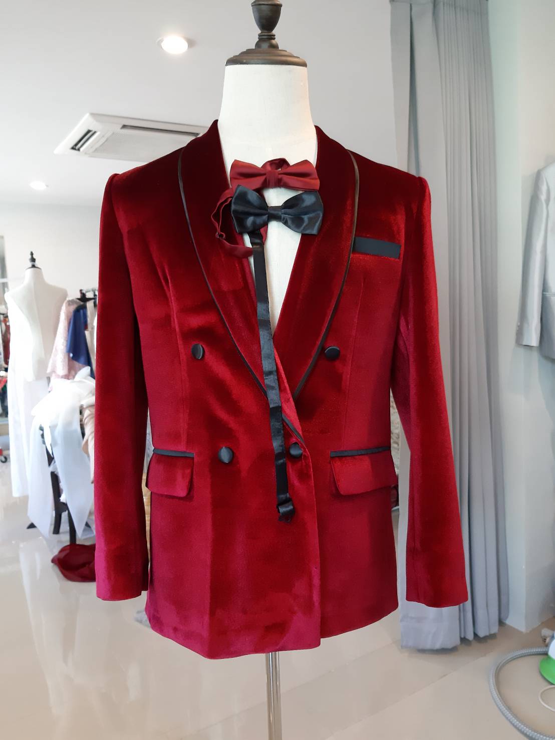 สูทแฟนซี สูท แดงแต่งขอบดำ กระดุมคู่ เนื้อผ้ากำหยี่ หรูหรา