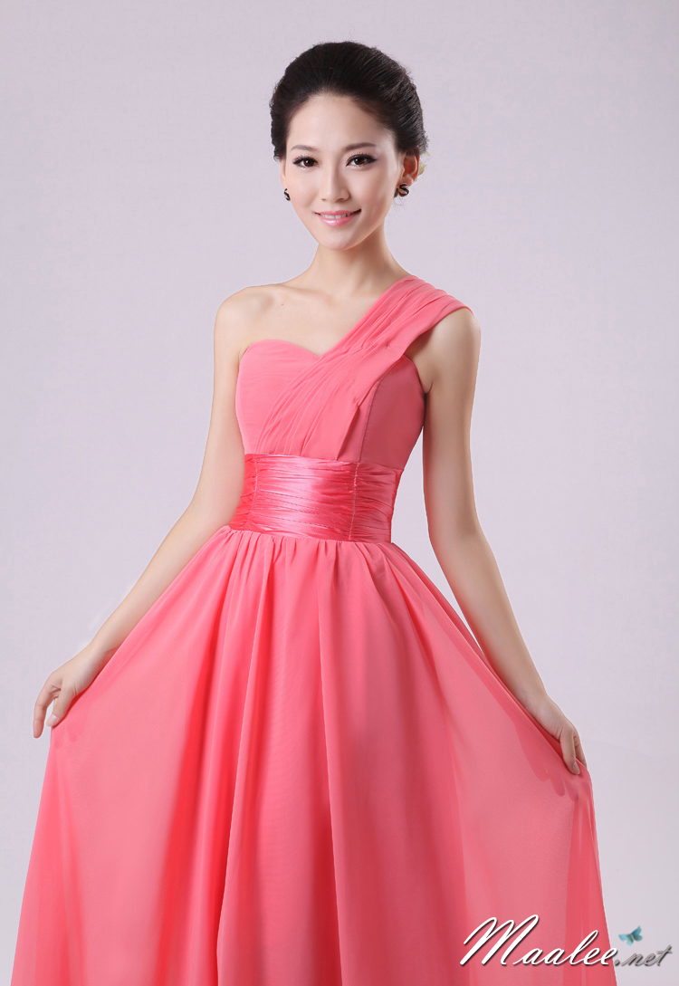 พร้อมส่ง ชุดราตรียาว เกาะอก ไหล่เดียว ผ้าชีฟองพลิ้วสวย คอ sweet heart แต่งเอวผ้าซาติน สีชมพู