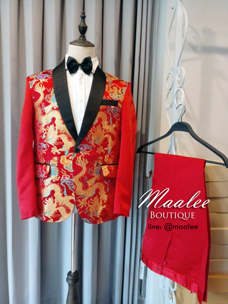 พร้อมเช่า ชุดสูทชาย สไตล์จีน สีแดง ปกทักซิโด้ดำ ผ้าแพรลายมังกร