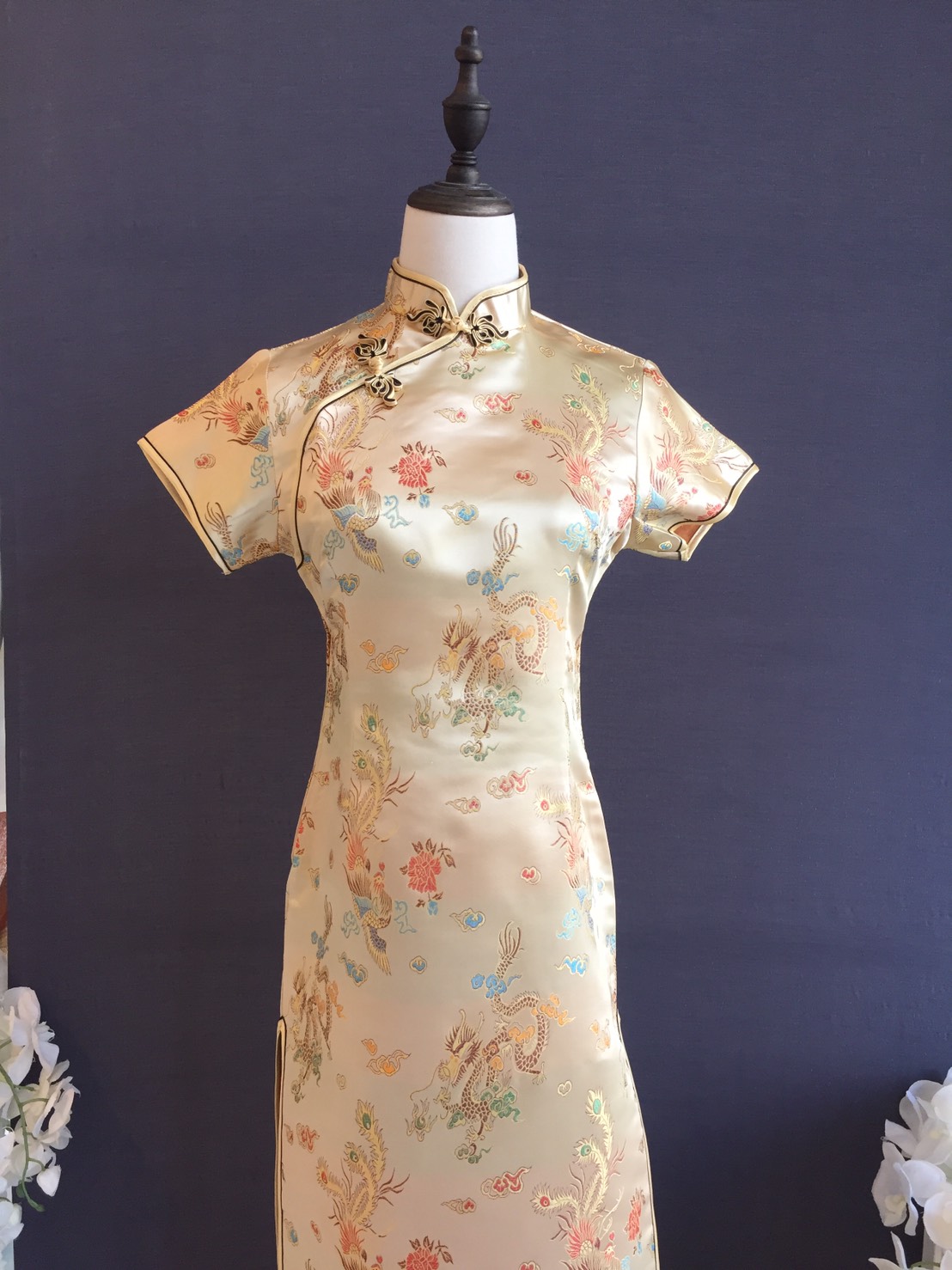 พร้อมส่ง กี่เพ้า สีทอง ลายมังกรนกฟินิกซ์ ผ้าไหมจีน กุ๊นขอบ ตัดเย็บอย่างดี