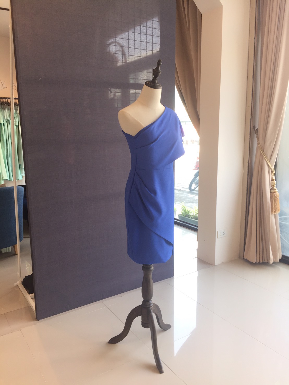 พร้อมเช่า ชุดราตรีสั้น ราตรีไหล่เฉียง ระบายสีฟ้าคราม เนื้อผ้าดีมาก กระโปรงทิ้งตัวสวย