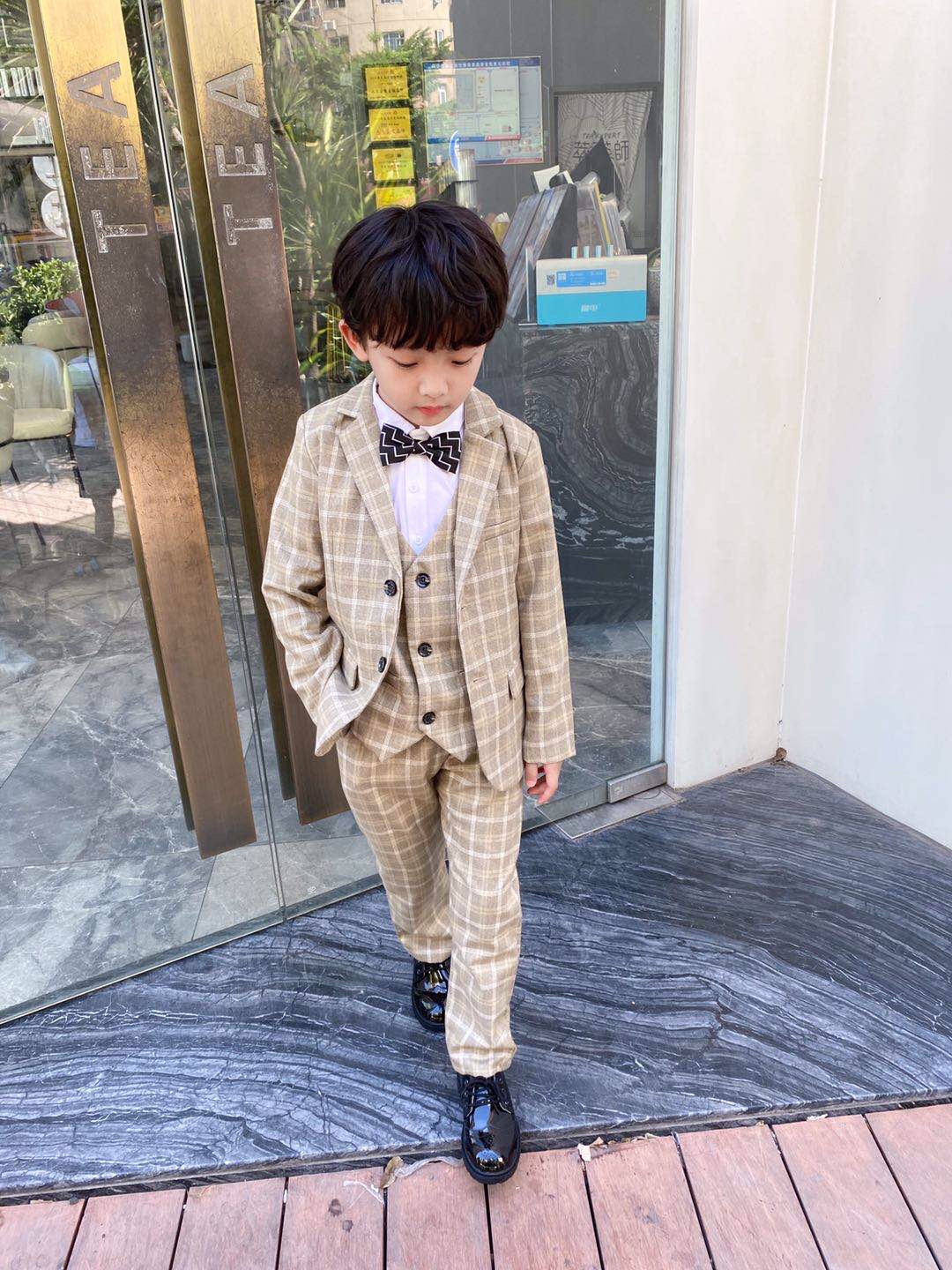 พร้อมเช่า ชุดสูทเด็กชาย สีกากีลายตาราง ** พร้อมเช่าไซส์ 100 , 110 , 120,130,140,150 **