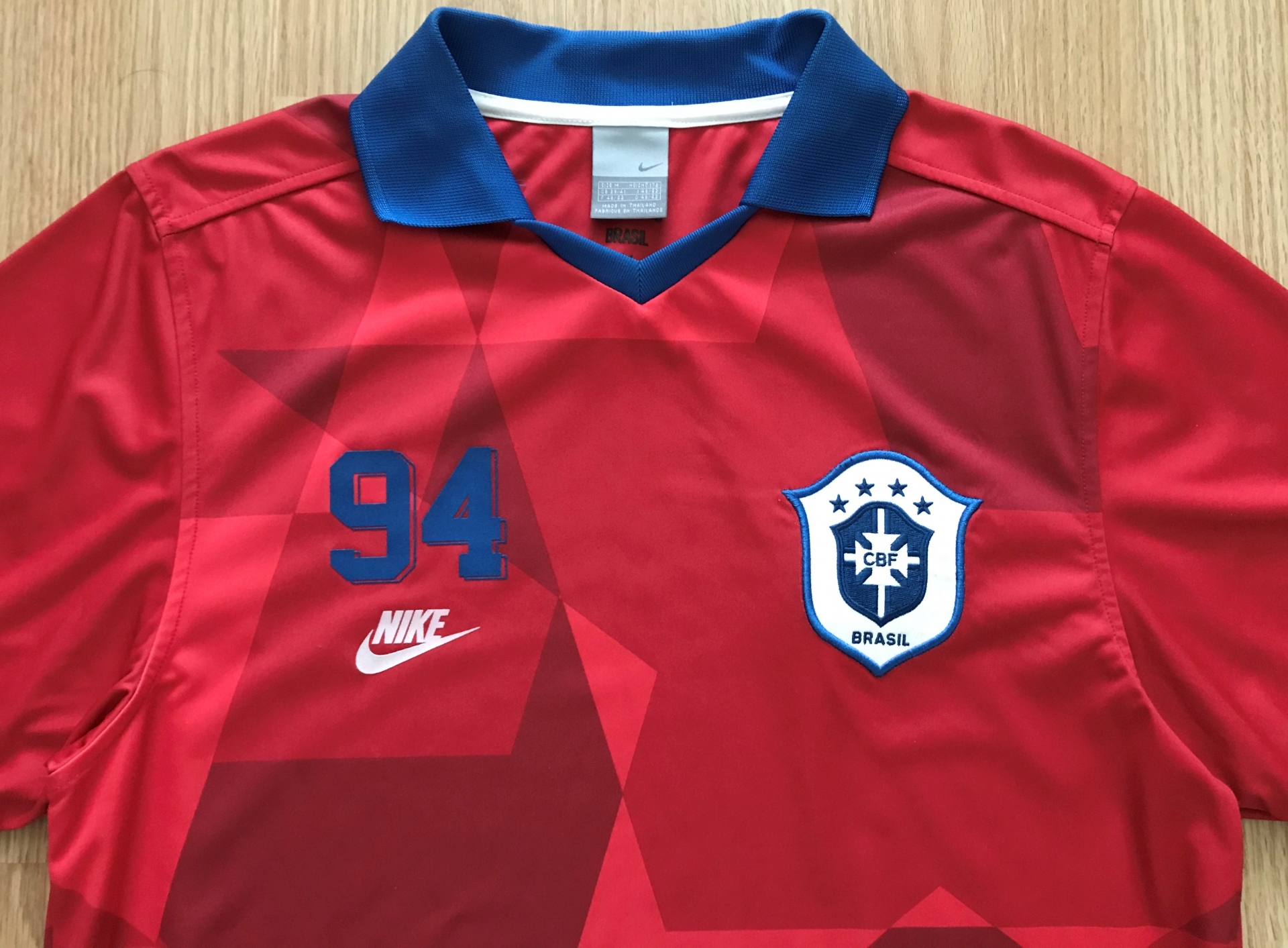 เสื้อฟุตบอล ทีมชาติบราซิล ชุดที่ระลึก เรโทร แชมป์ฟุตบอลโลก 1994 ใหม่ M-Size / BRAZIL Football Shirt Retro Commemorative Kit FIFA WORLD CHAMPIONS 1994 Jersey NEW M-Size