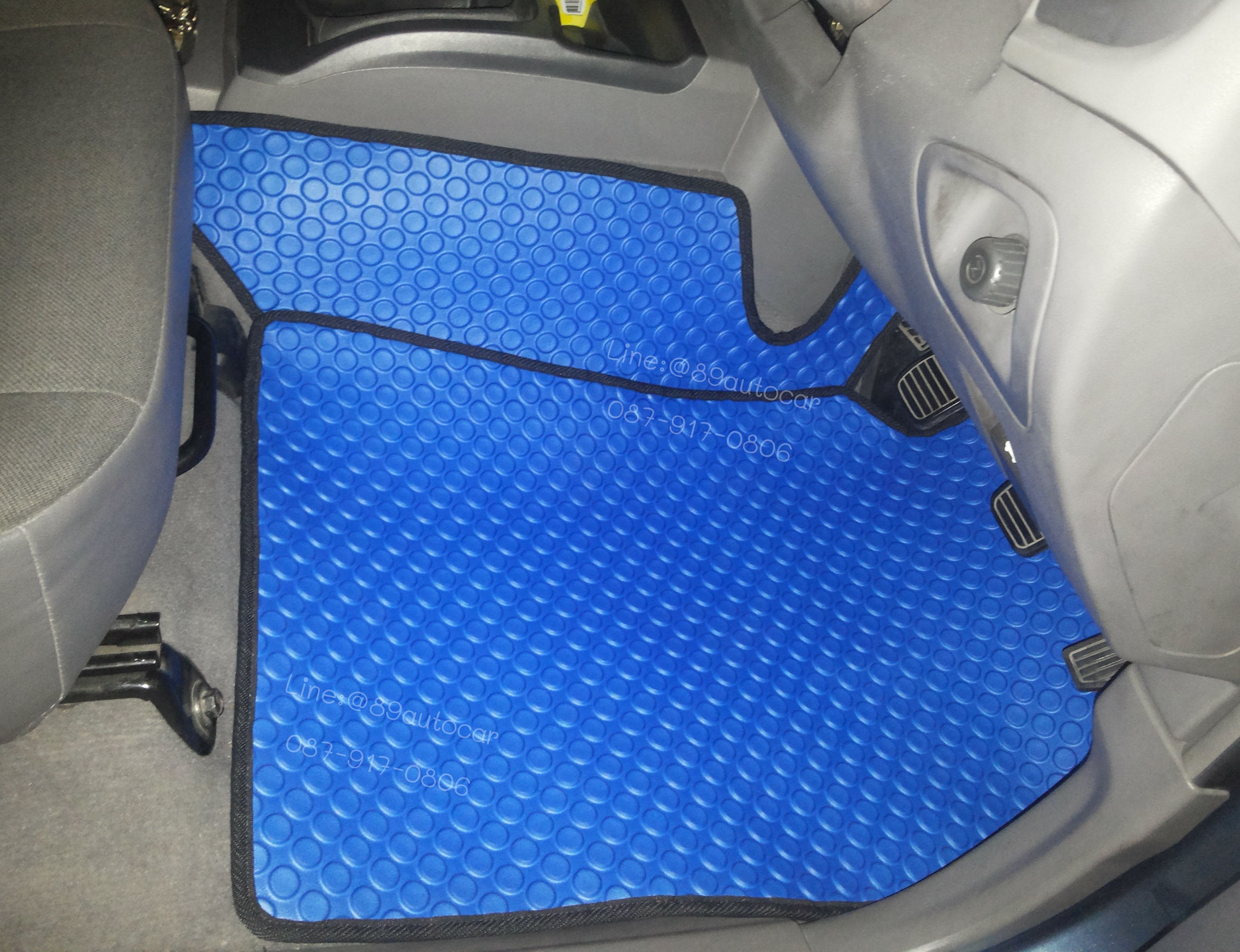 ขายยางปูพื้นรถเข้ารูป Isuzu D-Max 2005-2011 4 ประตู ลายกระดุมสีฟ้าขอบดำ