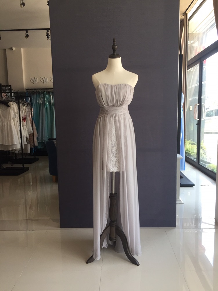 พร้อมเช่า ชุดเดรสยาว เกาะอกสีเทา ผ้าชีฟอง แต่งลูกไม้เก๋ๆ น่ารักมาก