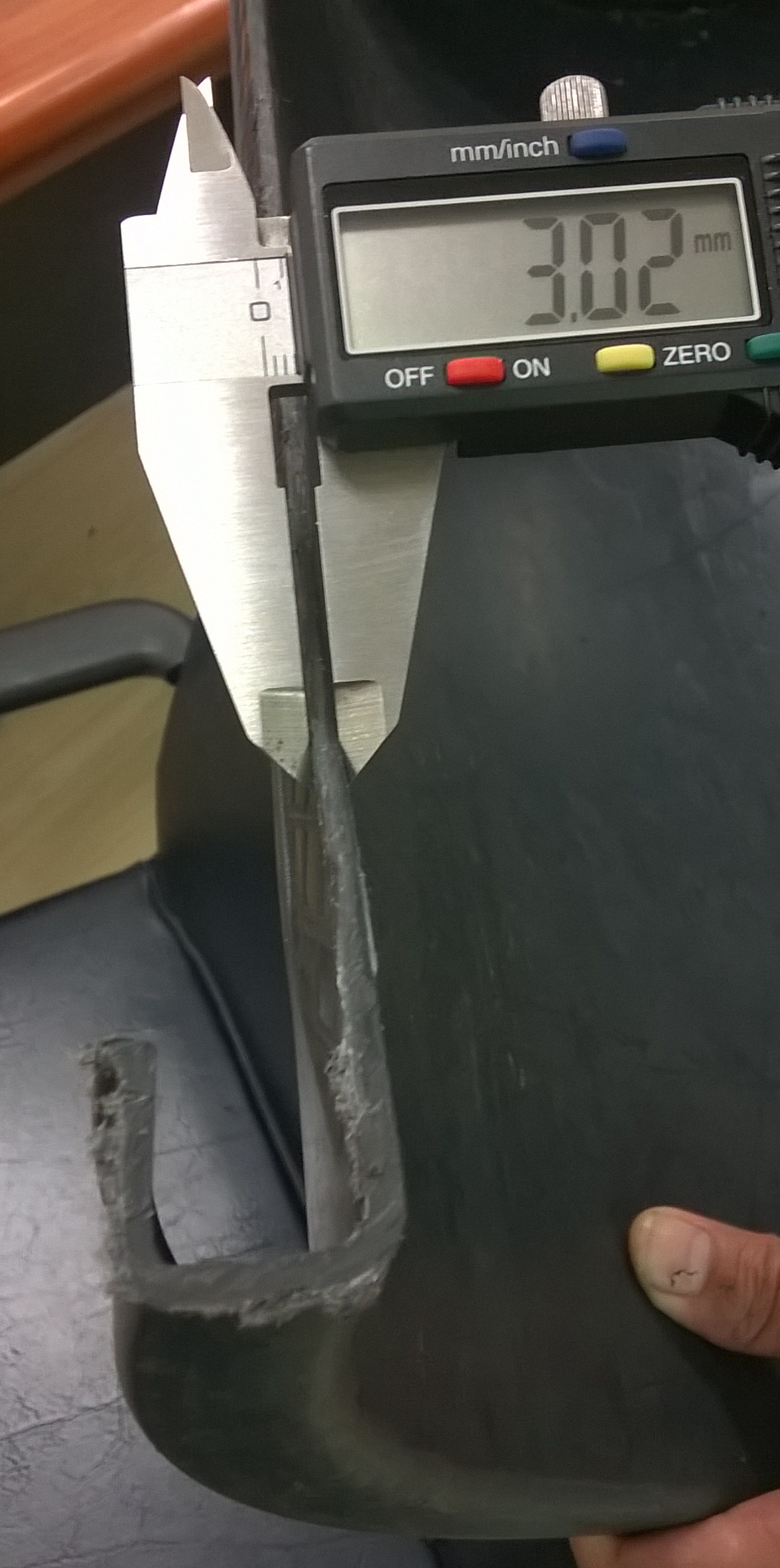 ถังน้ำบรรจุ 100 ลิตร ขนาด Ø54 x 70 ซม. สีดำ เบอร์ 30 อย่างหนา พร้อมหูเหล็ก ล็อกฝาปิด HDPE