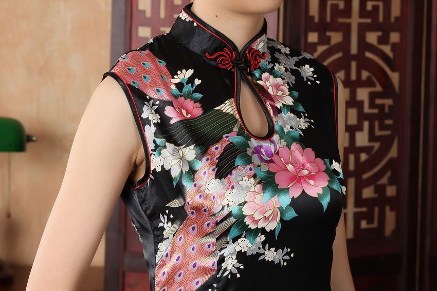 Pre-order กี่เพ้า ผ้าแพร สีดำทอลายนกยูง ตัดเย็บอย่างดี