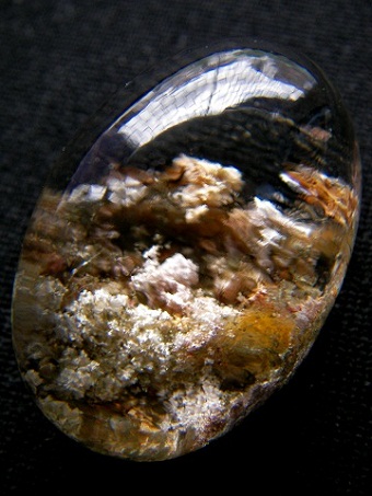 QU0028 แก้วสามกษัตริย์สกุลเดียวกัน ประกอบด้วยมลทินแร่ 3ลักษณะ ปวกขาว ปวกเขียว ปวกทอง-แดง(สังเกตมีเทพฮกด้านขวามือล่างรูปแรก)เทพฮกหมายถึงการมีอำนาจบารมี