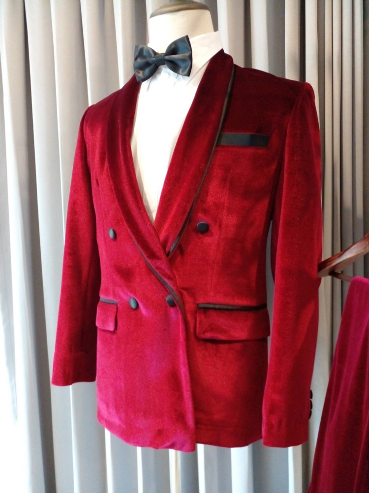 สูทแฟนซี สูท แดงแต่งขอบดำ กระดุมคู่ เนื้อผ้ากำหยี่ หรูหรา