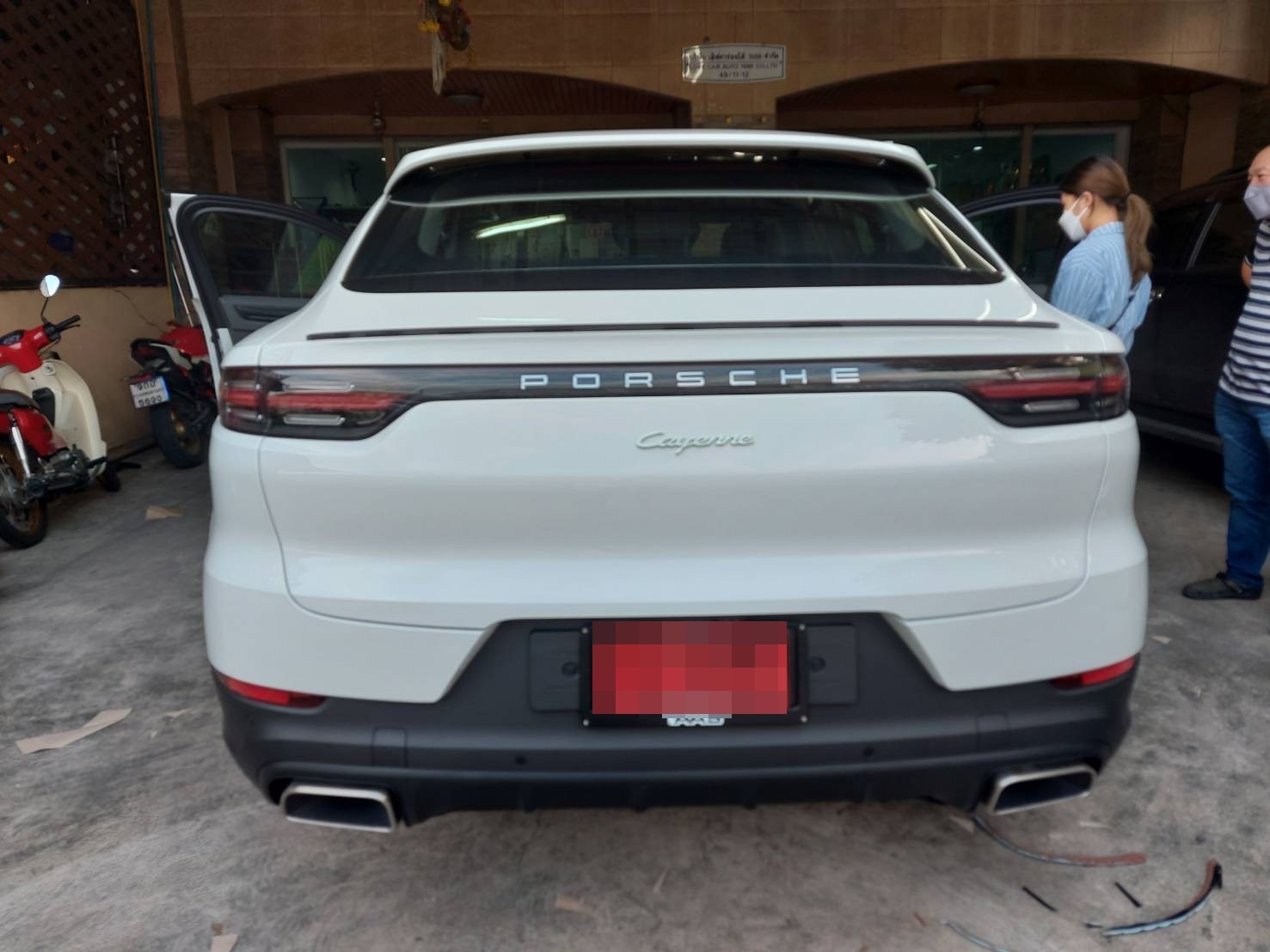 รับตัดพรมรถยนต์ Porsche Cayenne 2021 Coupe ปูพรม7D สีดำด้ายฟ้า + พรมดักฝุ่นสีเทา เข้ารูป เต็มคัน