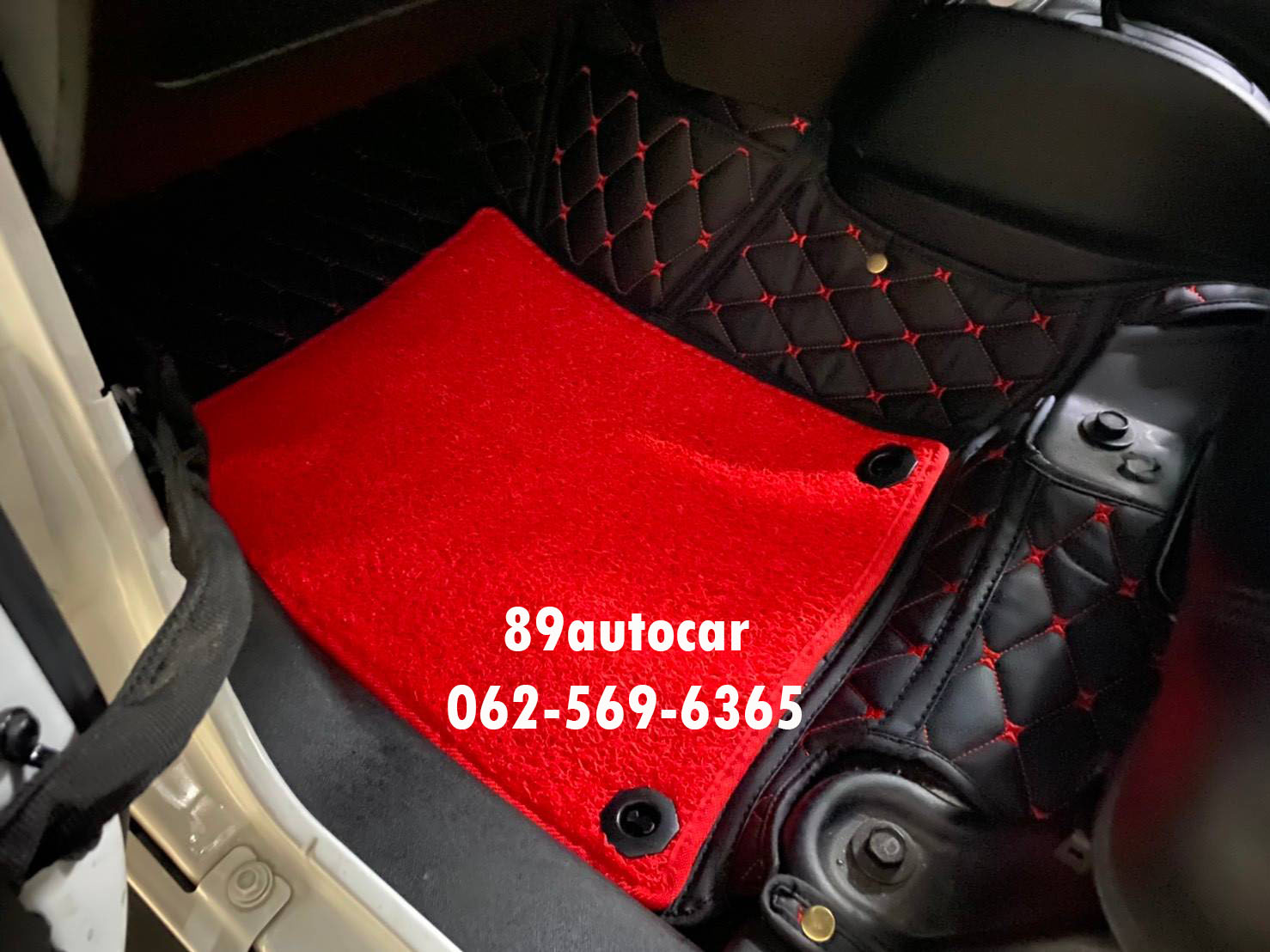 พรมรองเท้าในรถ jeep wrangler CRD 2014 ปูพรม7D สีดำด้ายแดง + พรมดักฝุ่นสีแดง เข้ารูป