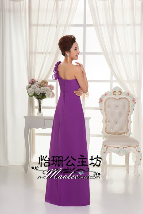 พร้อมเช่า ชุดราตรียาว ไหล่เดียว จับเดรปหน้าอก แต่งระบายช่วงไหล่ สีน้ำเงิน