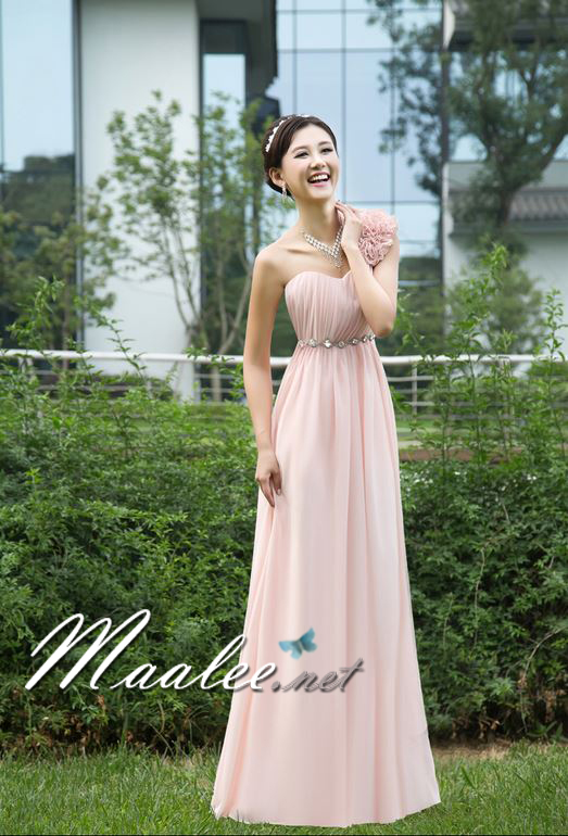 พร้อมเช่า ชุดราตรียาว ไหล่เดียว แต่งดอกช่วงไหล่ อกจับจีบ & เอวคาดเข็มขัดเพชร สีชมพูอ่อน