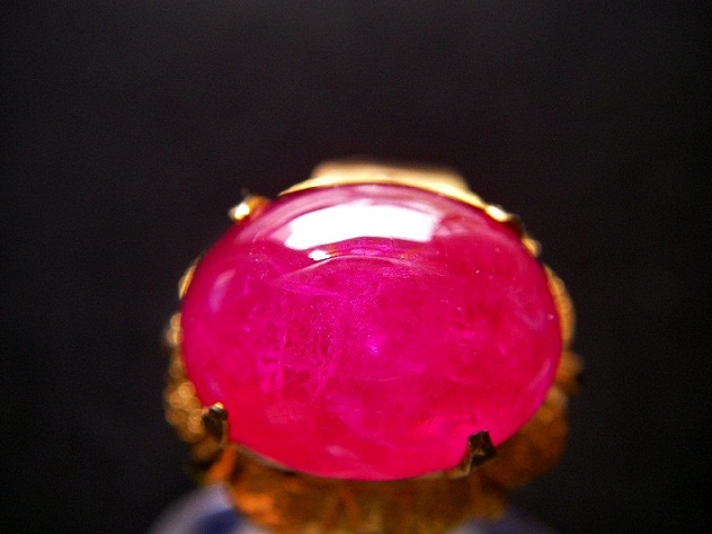 ทับทิมพม่า สีแดงสดเลือดนก หัวแหวนสวยทรงนูน รูปสวยเนื้อดี แหวนล้อมเพชร สวยงามล้ำ เด่นงามสง่า ขนาดทับทิมขนาด 9.62x12.50x5.2 mm. นน.6.06 ct.