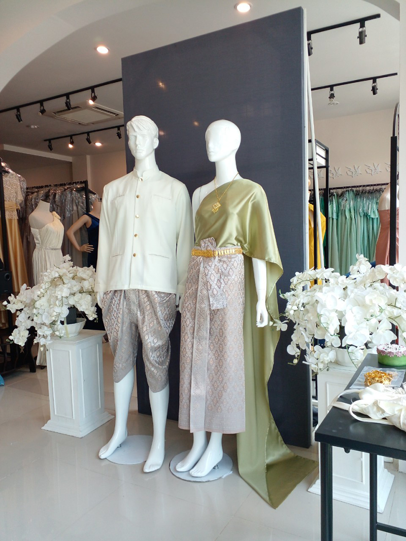 เช่า ชุดไทย ชุดเพื่อนเจ้าสาว ชุดไทยผ้าถุงสีเทาชาเงิน สไบเรียบสีเขียวอ่อน