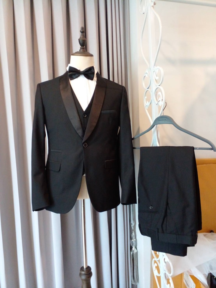 พร้อมเช่า ชุดสูททักซิโด้ สีดำ ปกกล้วย (พร้อมเสื้อกั๊ก) Tuxedo Suit with Shawl Collars
